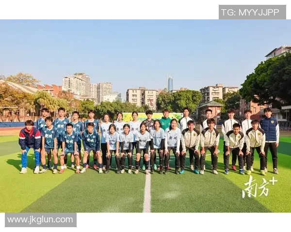 从校园到职业场上上高中的足球明星如何追逐梦想与荣耀