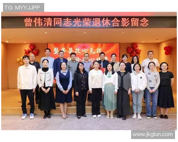 中国足球明星齐聚一堂合影留念展现团结与友谊的精彩瞬间