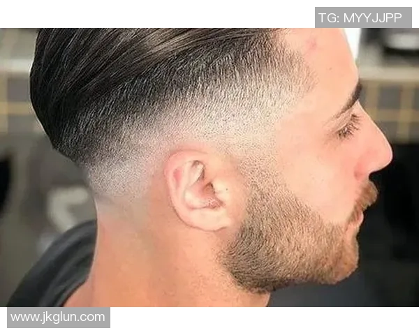 足球明星蓝白发型引领潮流风尚展现个性魅力与运动精神的完美结合