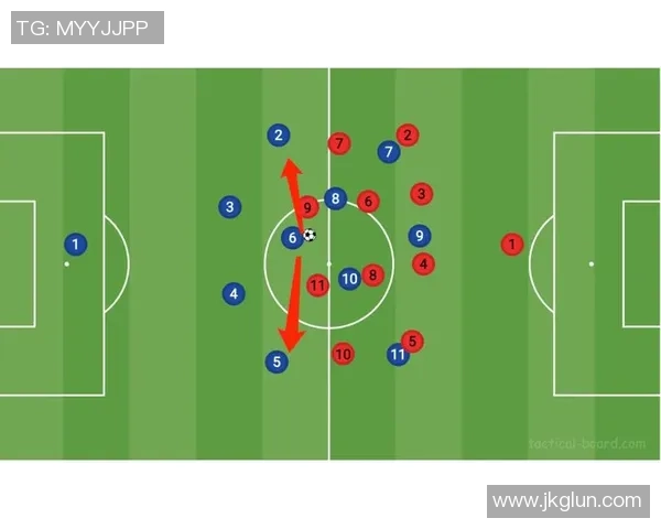 南京足球队的默契配合揭秘：球场上的团队精神与战术分析
