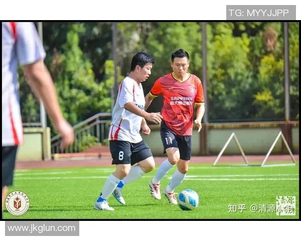 足球赛的足球在绿茵场上闪耀光芒展现团队精神与个人技艺的完美结合 足球赛的足球在绿茵场上闪耀光芒展现团队精神与个人技艺的完美结合